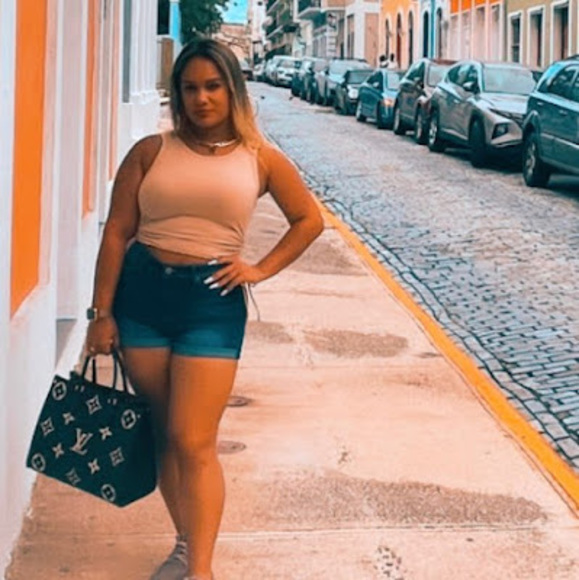 Meet your Posher, Christina - Picture 1 of 1